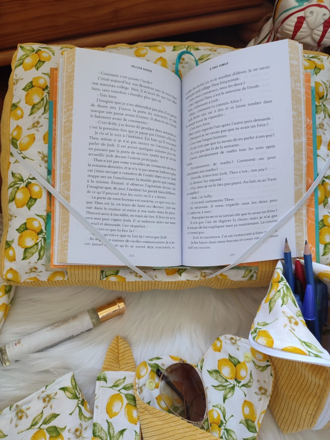 Coussin de lecture Citron fait main avec un tissu côtelé jaune et un tissu avec des motifs de citron sur fond blanc vue avec un livre ouvert