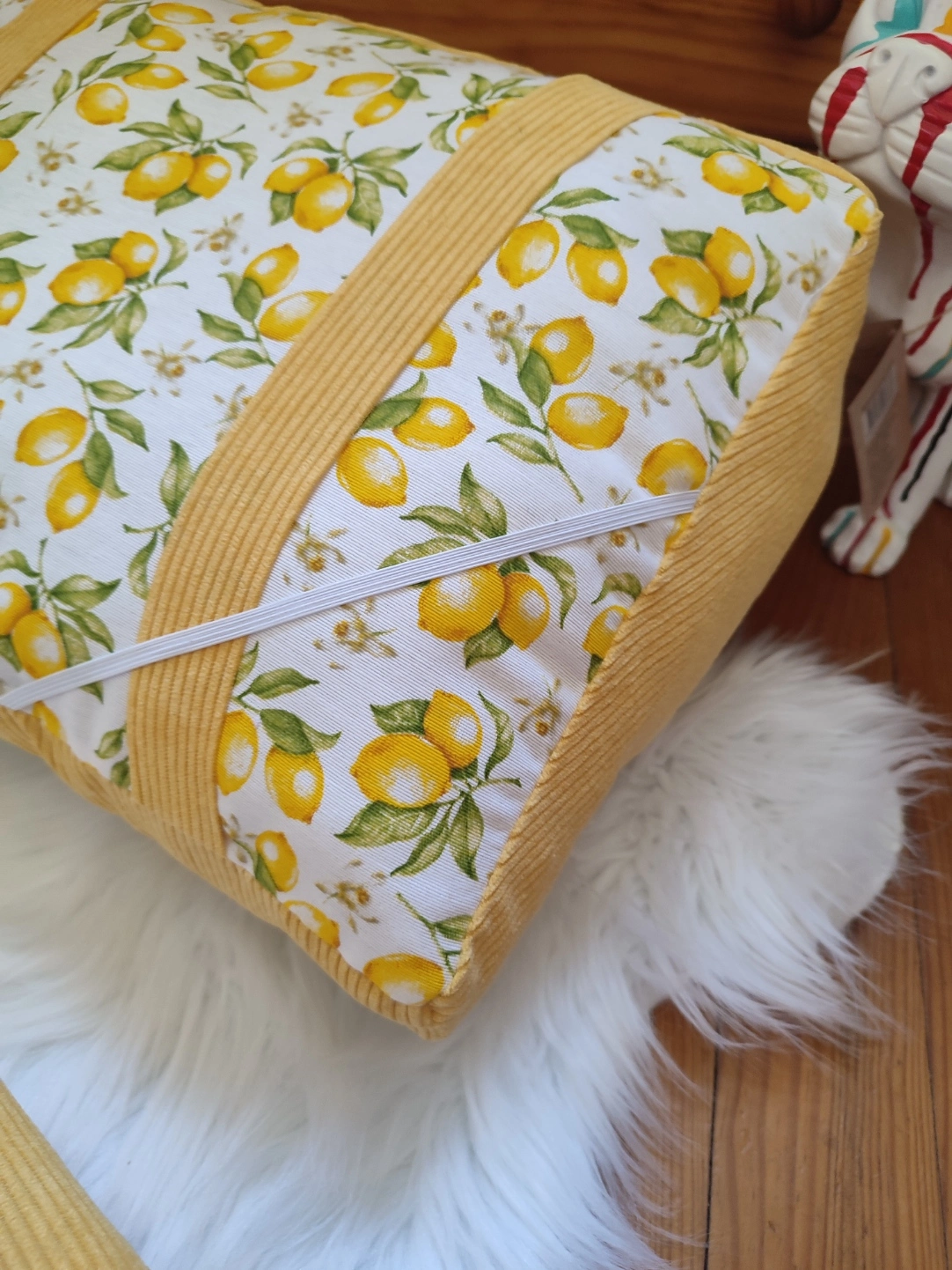 Coussin de lecture Citron fait main avec un tissu côtelé jaune et un tissu avec des motifs de citron sur fond blanc vue de côté
