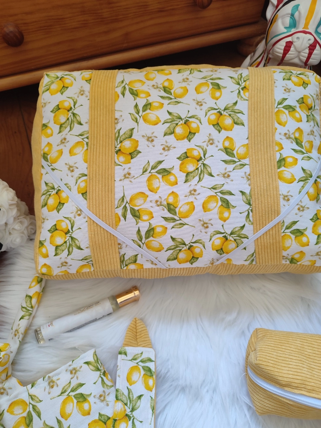Coussin de lecture Citron fait main avec un tissu côtelé jaune et un tissu avec des motifs de citron sur fond blanc vue de haut