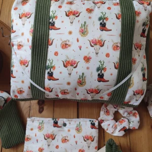 Coussin de lecture Fleurs de l'ouest fait main avec un tissus côtelé de couleur vert et un tissus avec des cactus, des bottes de cowboys, des chapeaux de cowboys et des tête de buffle tête de mort sur fond blanc