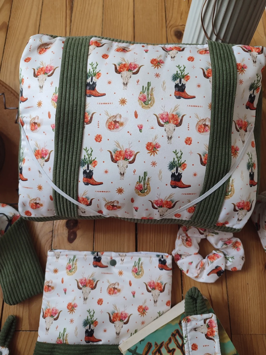Coussin de lecture Fleurs de l'ouest fait main avec un tissus côtelé de couleur vert et un tissus avec des cactus, des bottes de cowboys, des chapeaux de cowboys et des tête de buffle tête de mort sur fond blanc