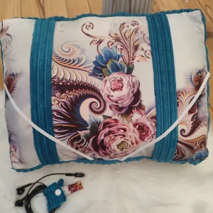 Coussin de lecture Jardin d'azur fait main avec un tissus côtelé bleu et des motifs volet et bleu