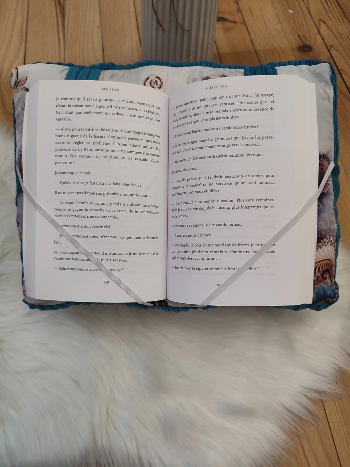 Coussin de lecture avec un livre ouvert Jardin d'azur fait main avec un tissus côtelé bleu et des motifs volet et bleu