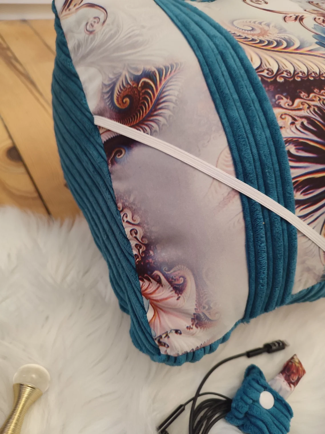 Coussin de lecture vue de côté Jardin d'azur fait main avec un tissus côtelé bleu et des motifs volet et bleu