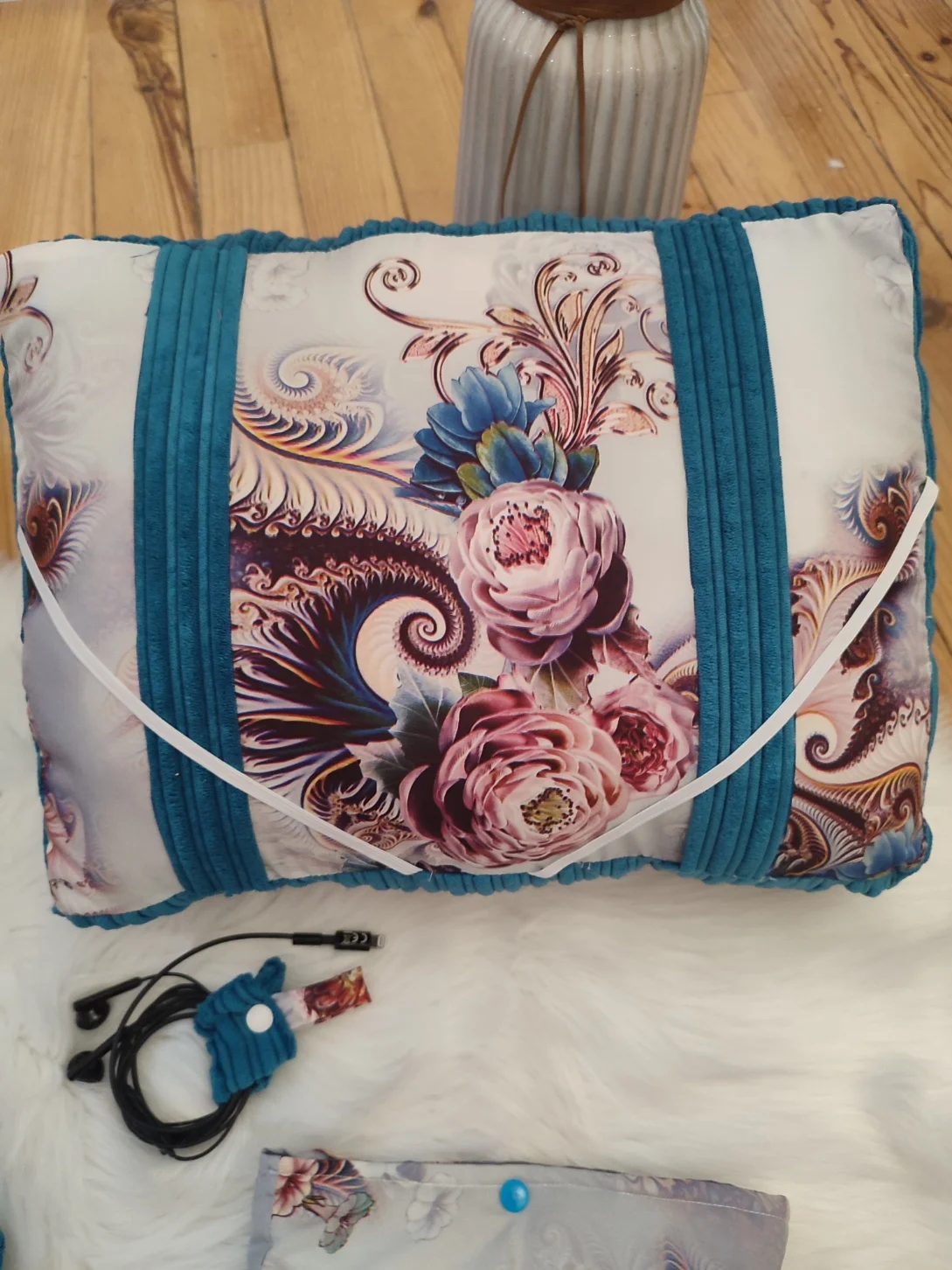 Coussin de lecture Jardin d'azur fait main avec un tissus côtelé bleu et des motifs volet et bleu