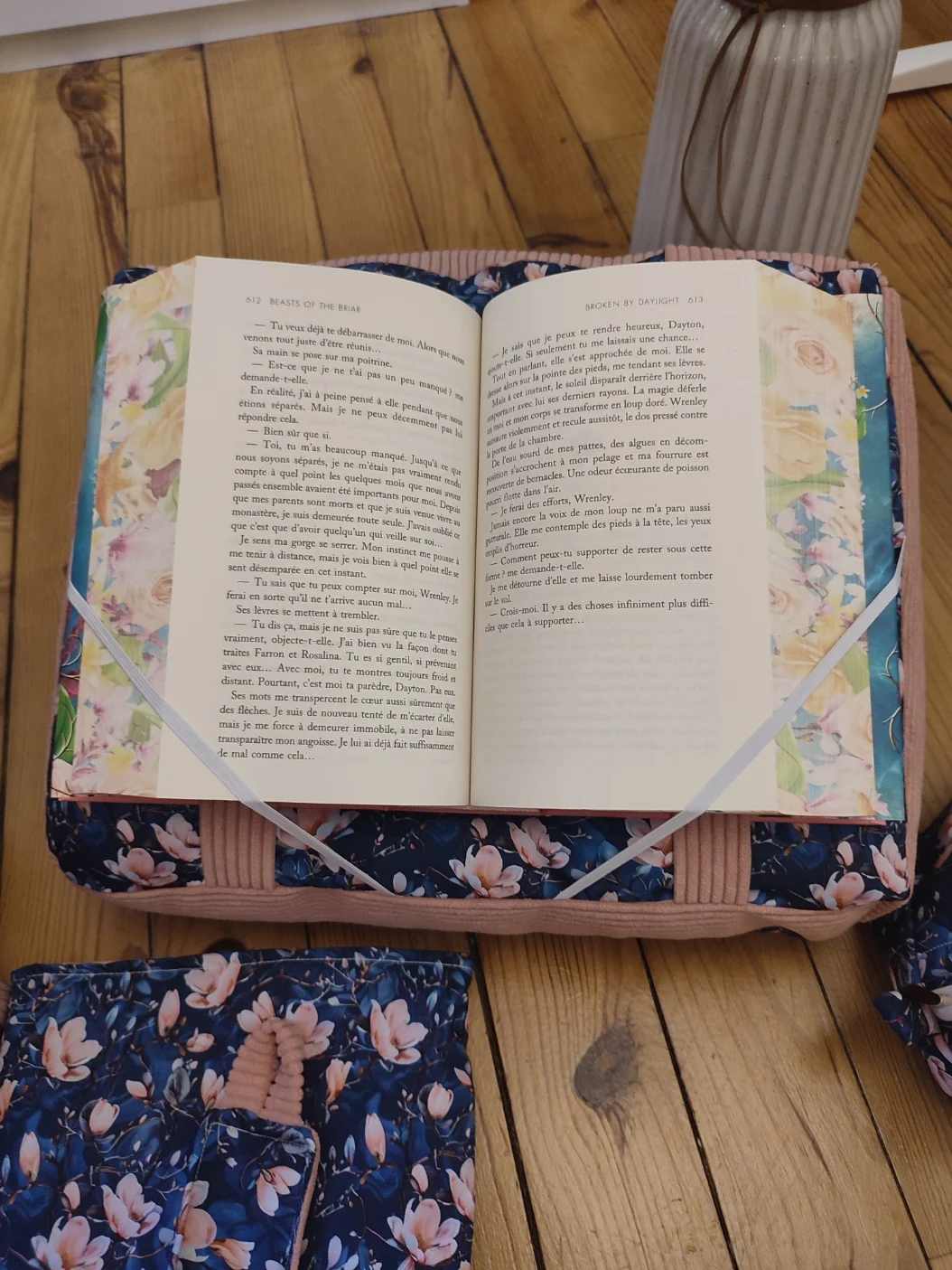 Coussin de lecture avec un livre Magnolia nocturne fait main avec un tissus côtelé vieux rose et les fleurs de magnolia sur fond bleu marine
