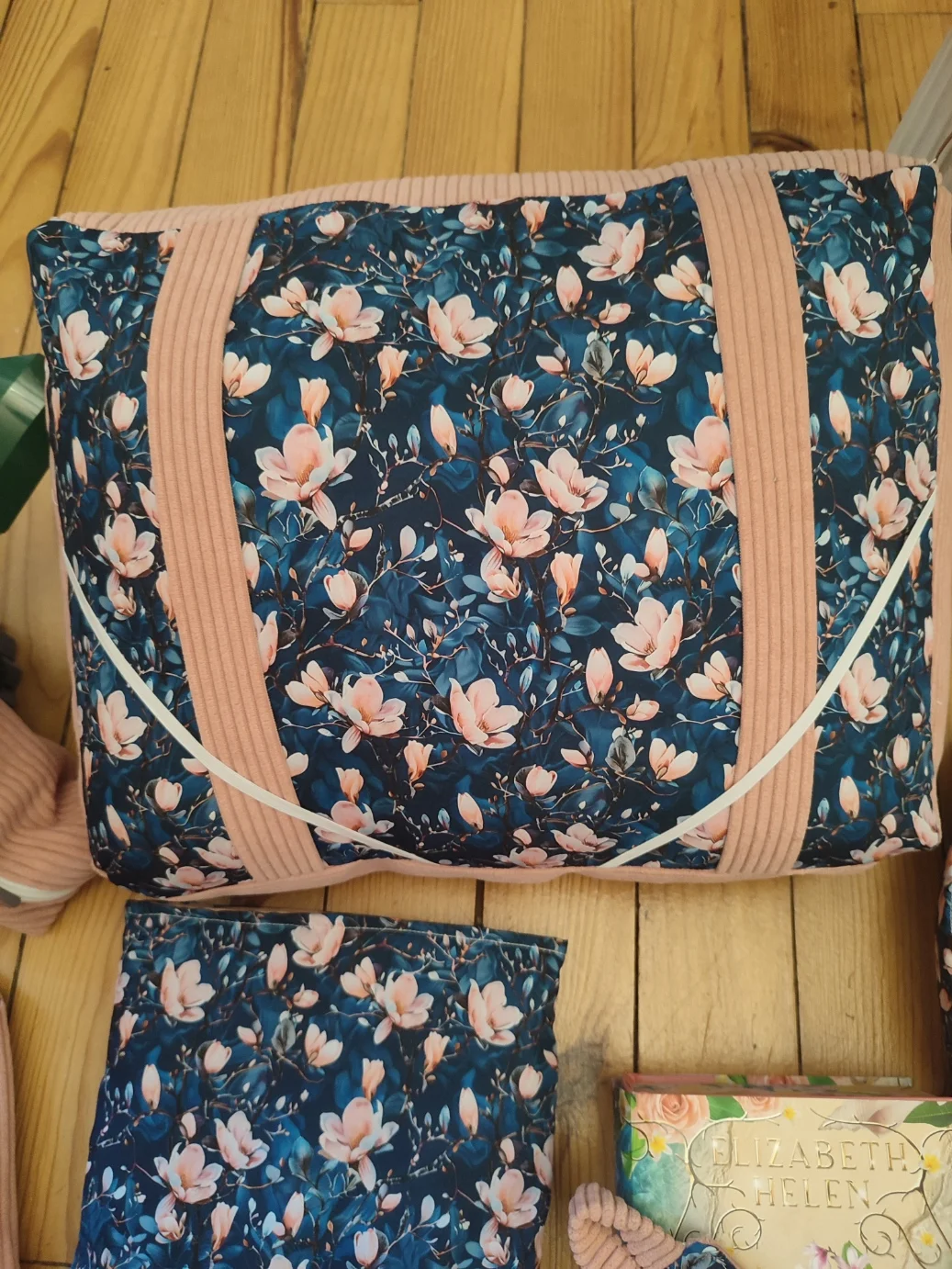 Coussin de lecture Magnolia nocturne fait main avec un tissus côtelé vieux rose et les fleurs de magnolia sur fond bleu marine