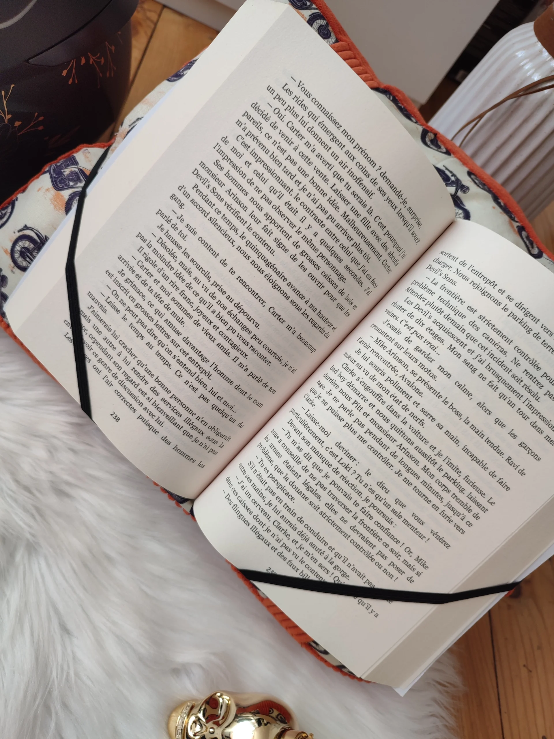 Coussin de lecture Moto fait main avec un tissu côtelé brique et un tissu avec des motifs de moto avec un livre ouvert vue de haut