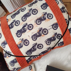 fait main avec un tissu côtelé noir et un tissu avec des motifs de moto vue de haut