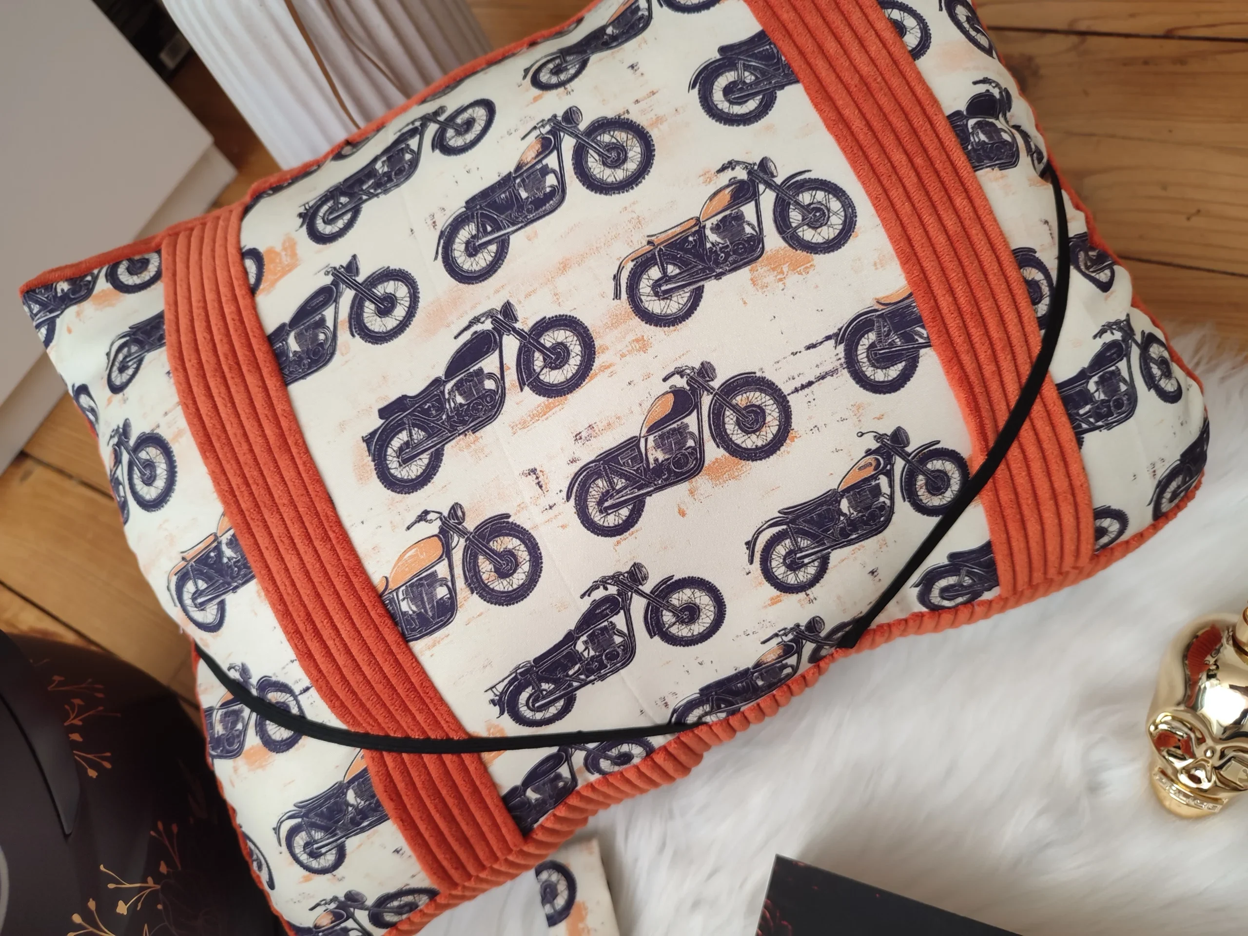 fait main avec un tissu côtelé noir et un tissu avec des motifs de moto vue de haut