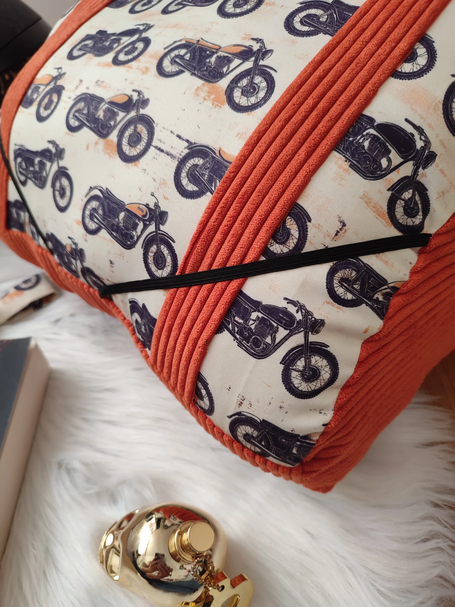 Coussin de lecture Moto fait main avec un tissu côtelé brique et un tissu avec des des motifs de Moto vue du coin