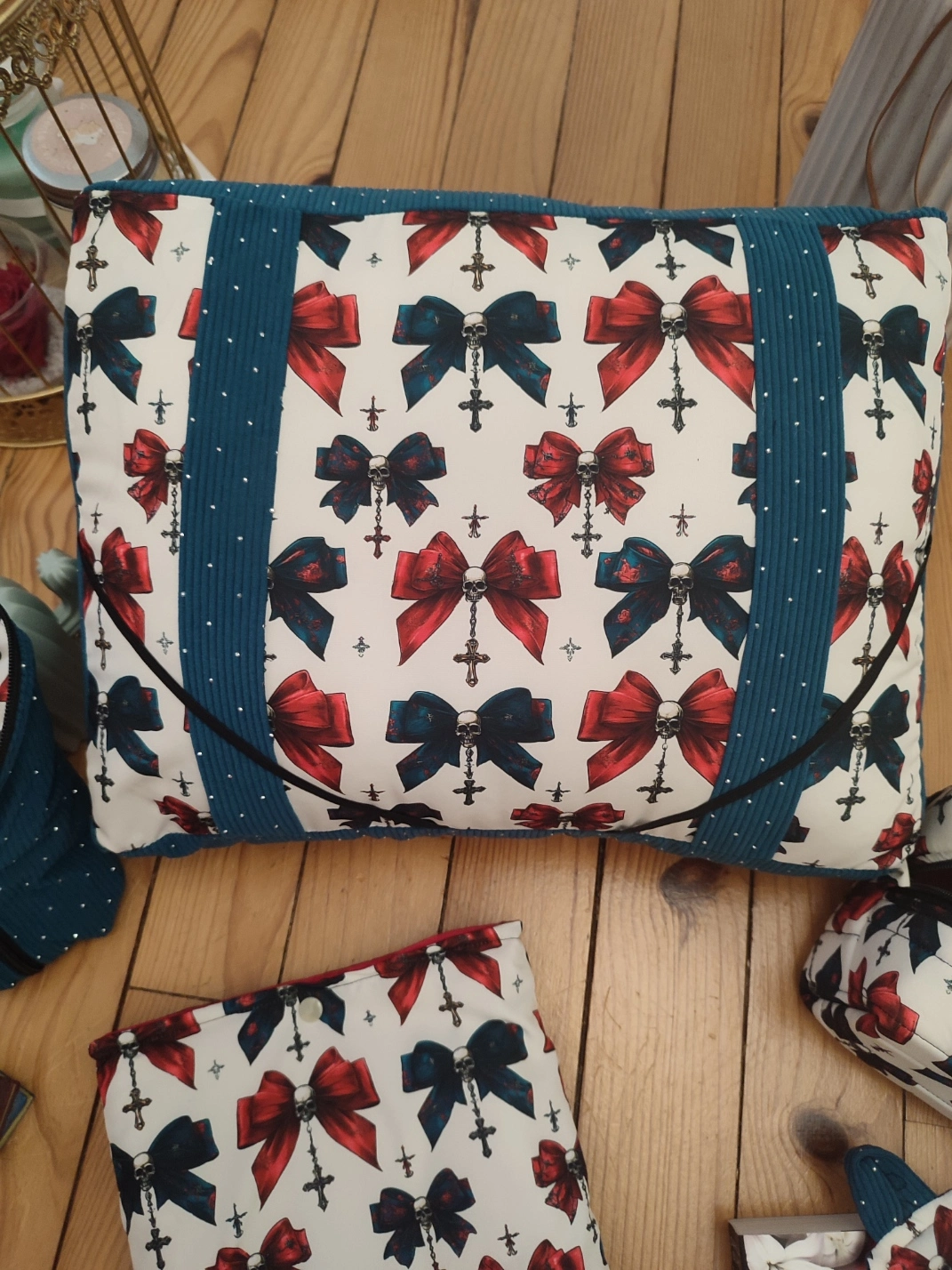 Coussin de lecture Nuit de velours fait main avec un tissus côtelé de couleur colvert et un tissus avec des têtes de mort, des noeuds de couleurs rouge et colvert sur fond blanc