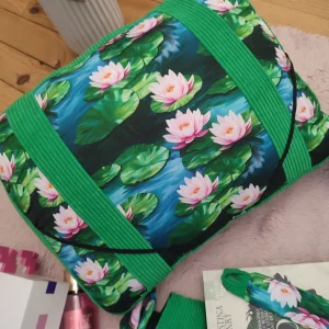 Coussin de lecture Nymphéa fait main avec un tissu côtelé vert et un tissu avec des motifs de la ville de Nénuphar sur l'eau vue de haut