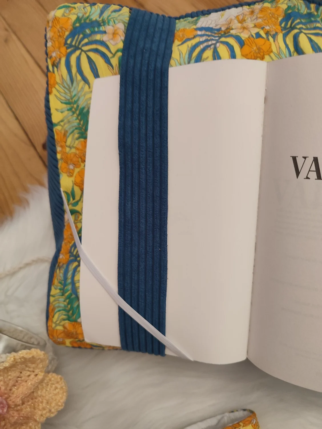 Coussin de lecture Lagon bleu fait main avec un tissu côtelé colvert et un tissu avec des motifs de cacatoès et de fleurs tropical sur fond jaune avec la page de couverture