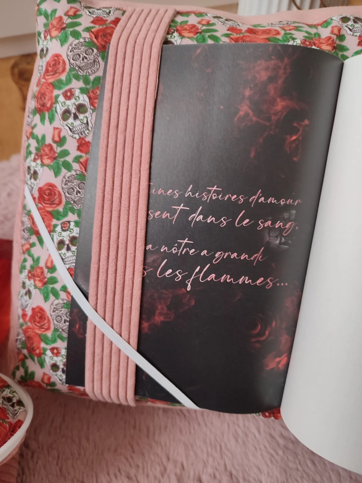 Coussin de lecture Rose de l'ombre fait main avec un tissu côtelé vieux rose et un tissu avec des motifs de tête de mort et de rose sur fond rose vue de côté
