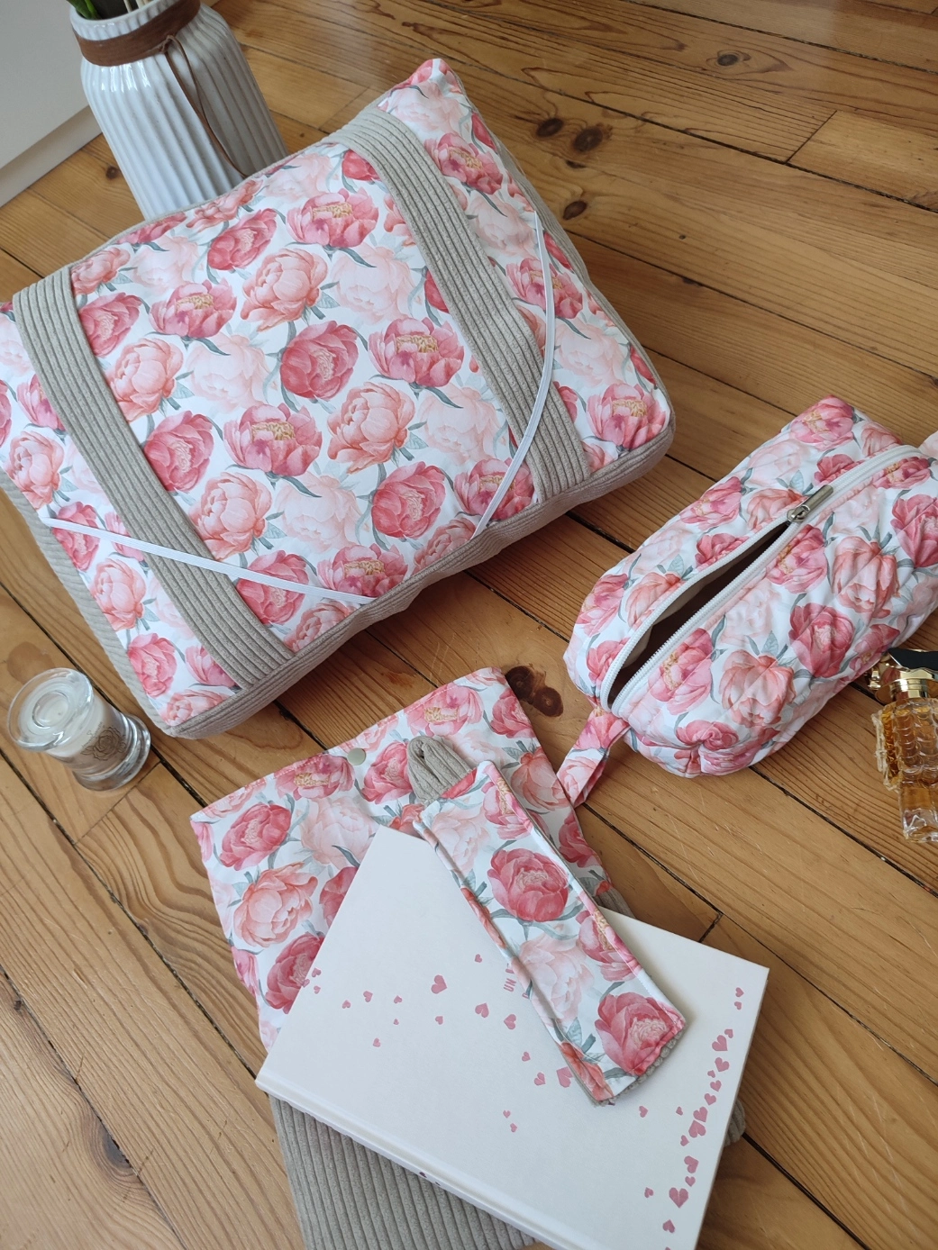 Ensemble de lecture Bouquet de lecture fait main avec un tissu velours beige et un tissu avec des des motifs de Pivoine sur fond blanc vue de haut comprenant le coussin de lecture, la trousse, une trousse de toilette, le marque page et la pochette à livre