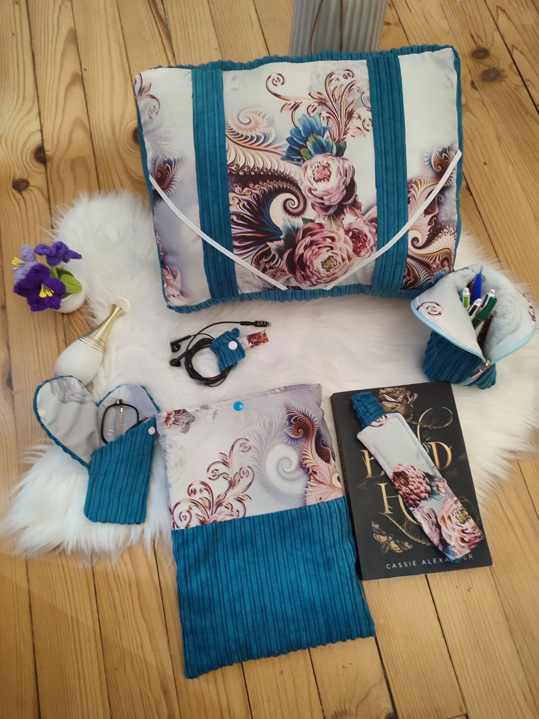 Ensemble de lecture vue de côté Jardin d'azur fait main avec un tissus côtelé bleu et des motifs volet et bleu comprenant le coussin de lecture, la pochette à livre, la trousse, l'étui à lunette, le marque page et le serre câble