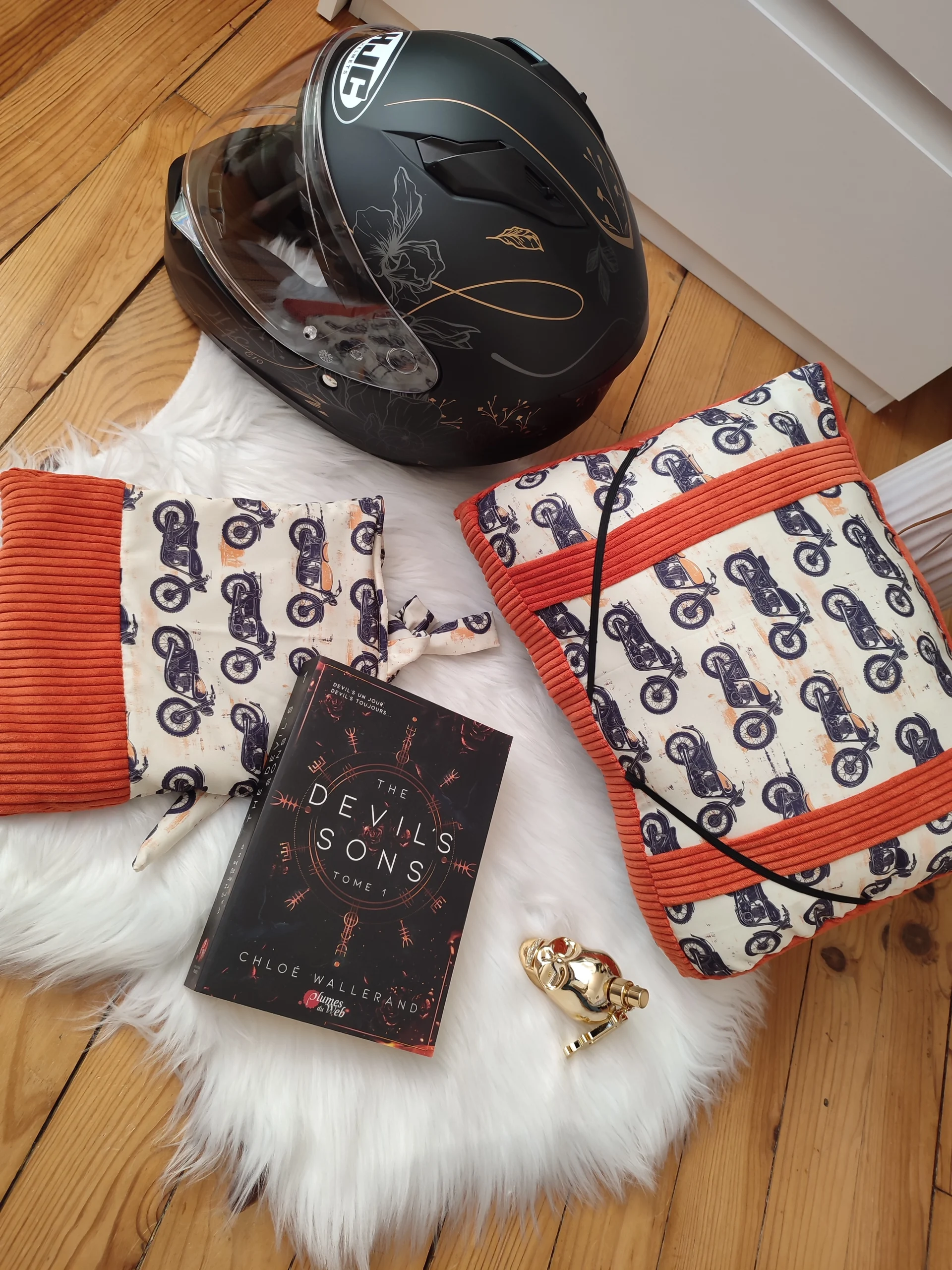 Ensemble de lecture fait main avec un tissu velours brique et un tissu avec des motifs de moto vue de haut comprenant le coussin de lecture et la pochette à livre