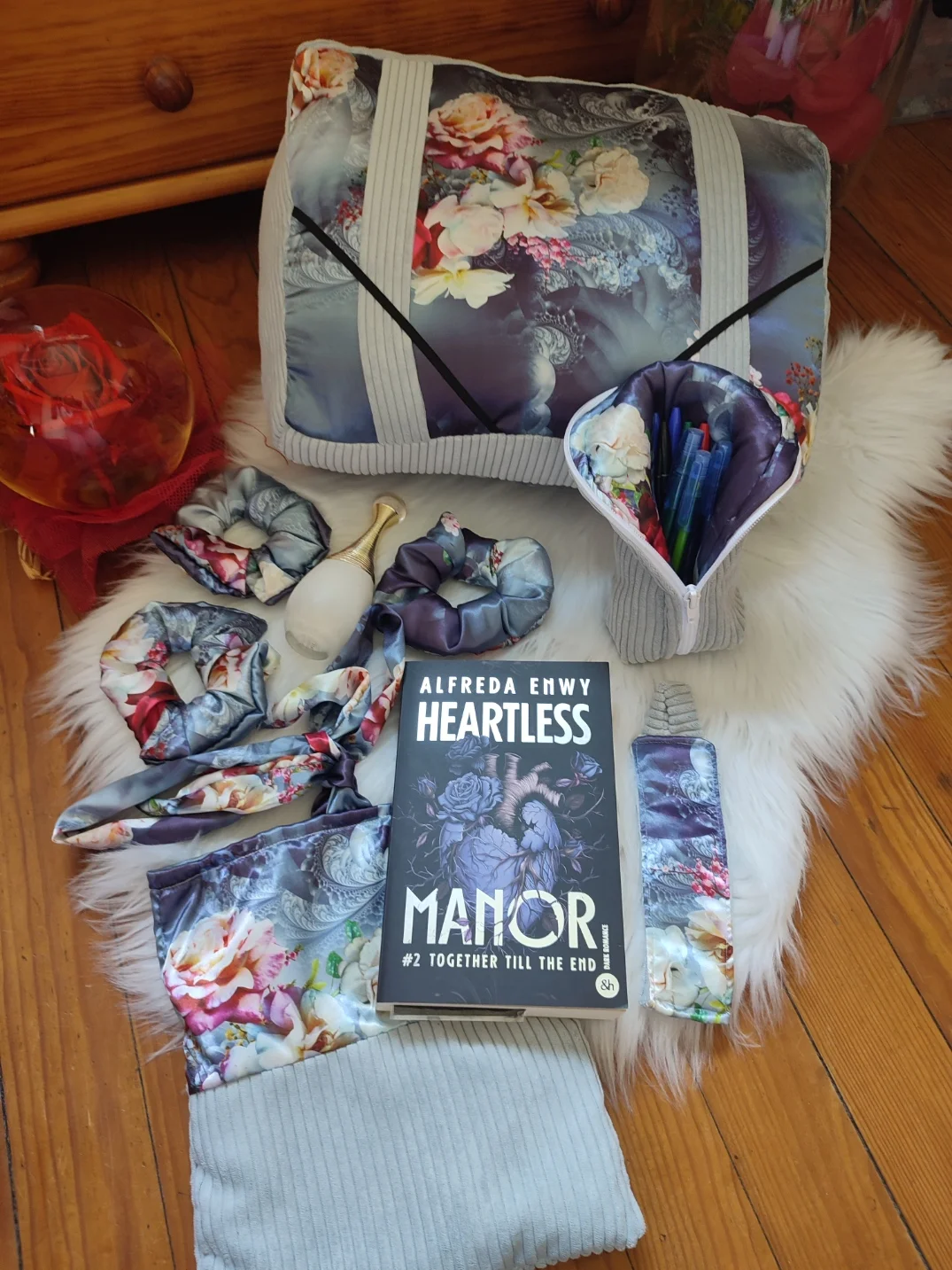 Ensemble de lecture Citron fait main avec un tissu velours gris et un tissu avec des motifs de rose sur fond gris vue de haut comprenant le coussin de lecture, la trousse, le chouchou, le marque page et la pochette à livre