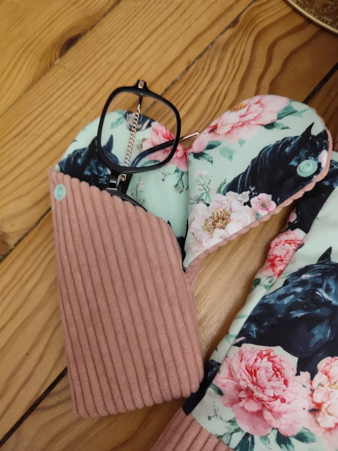 Etui à lunette Douce évasion fait main avec un tissus côtelé rose et un tissus avec des motifs de chevaux noir et des rose de couleurs rose sur un fond vert d'eau