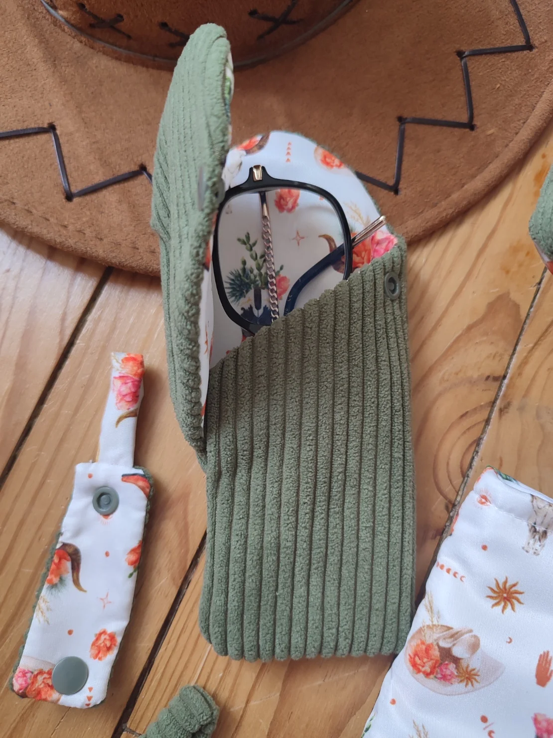 Etui à lunette Fleurs de l'ouest fait main avec un tissus côtelé de couleur vert et un tissus avec des cactus, des bottes de cowboys, des chapeaux de cowboys et des tête de buffle tête de mort sur fond blanc