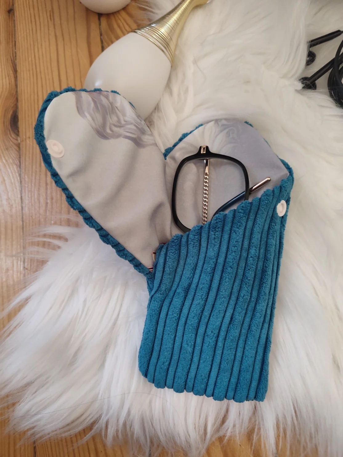 Etui à lunette Jardin d'azur fait main avec un tissus côtelé bleu et des motifs volet et bleu