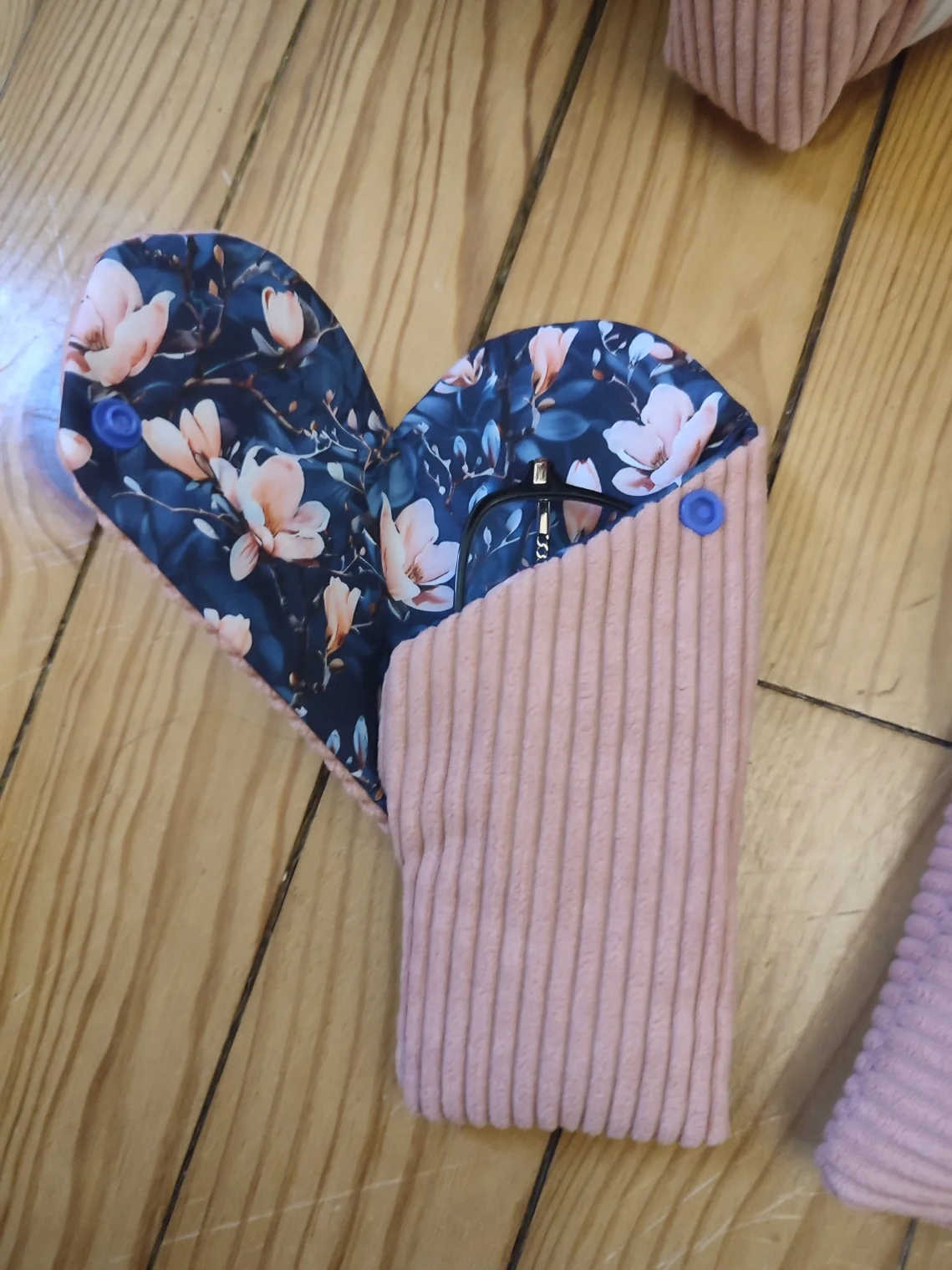 Etui à lunette Magnolia nocturne fait main avec un tissus côtelé vieux rose et les fleurs de magnolia sur fond bleu marine