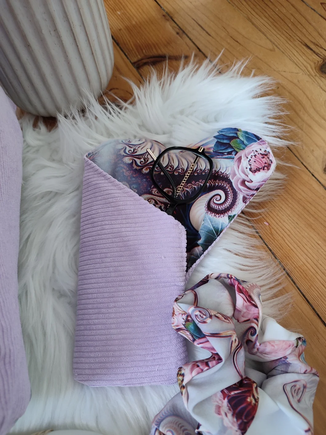 Etui à lunette confectionner avec un tissu côtelé mauve pour l'extérieur et un tissu avec des motifs de chrysanthème