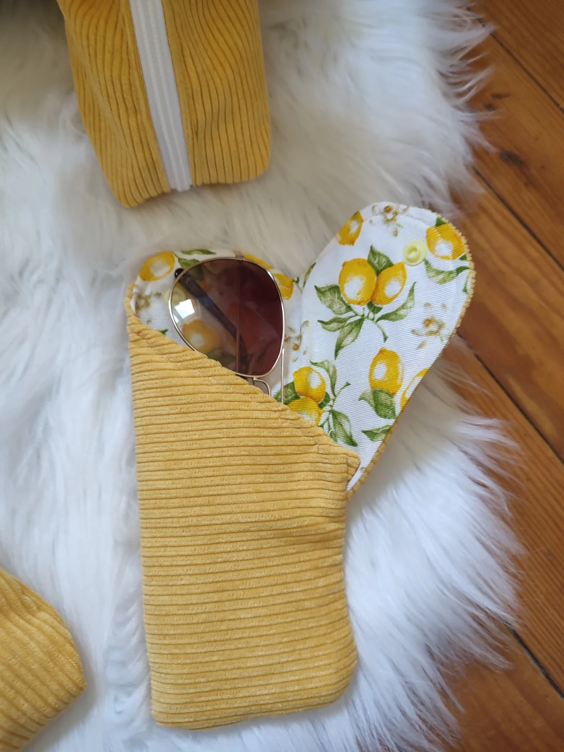 Etui à lunette confectionner avec un tissu côtelé jaune pour l'extérieur et un tissu avec des motifs de citron