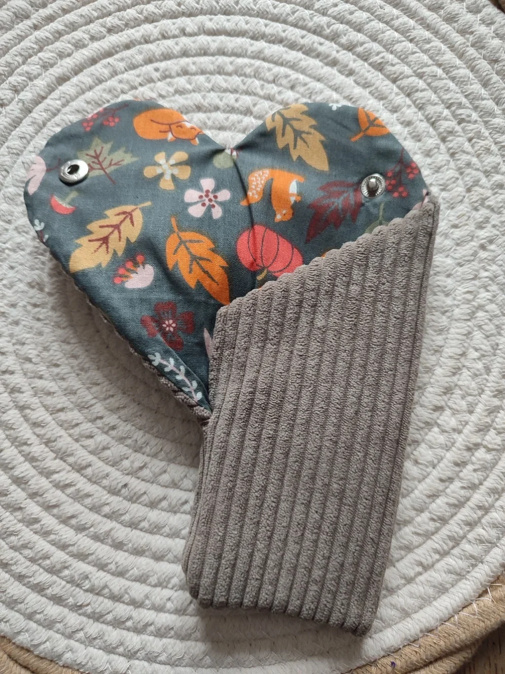 Etui à lunette confectionner avec un tissu côtelé taupe pour l'extérieur et un tissu avec des motifs automnal.