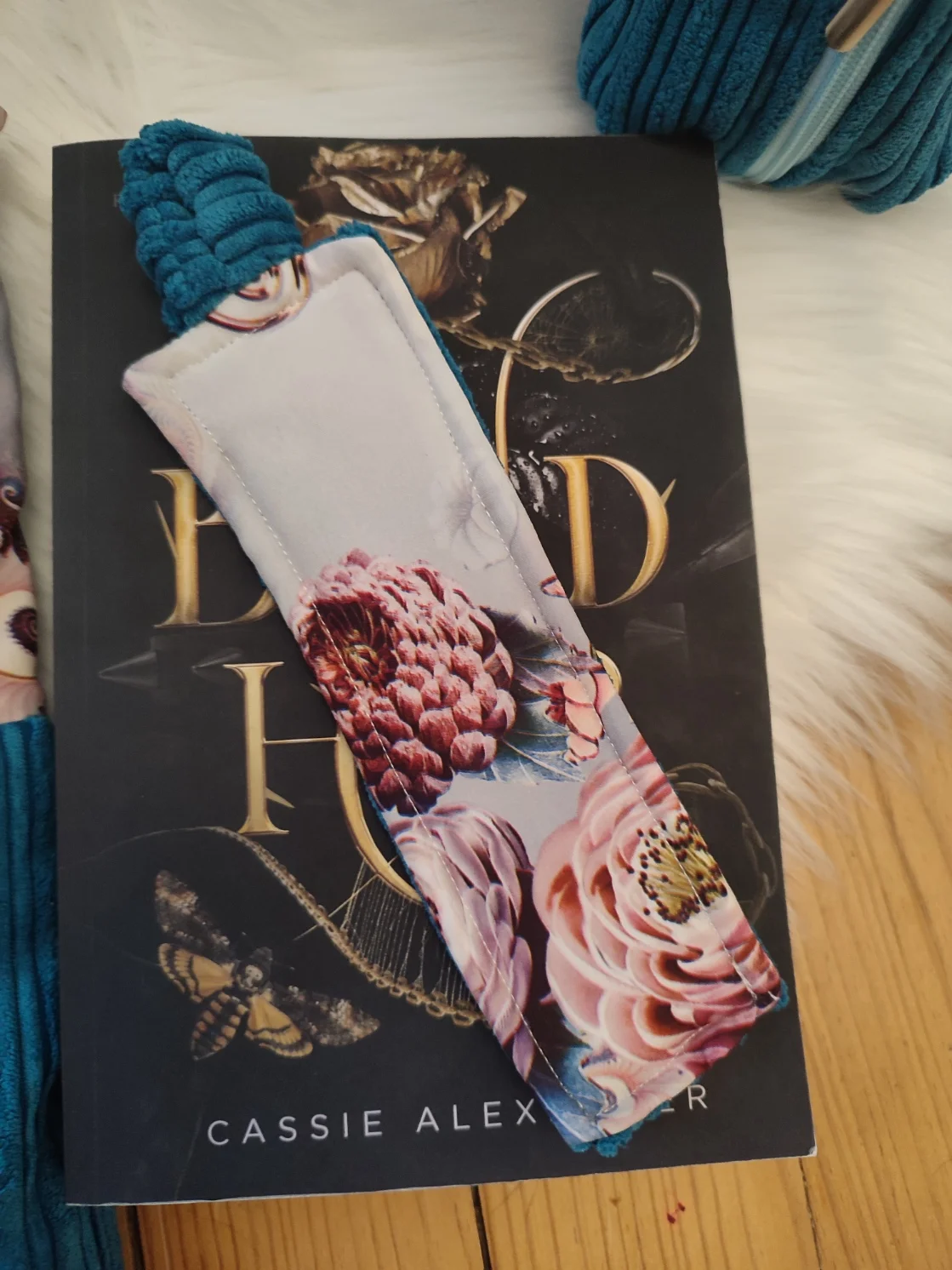 Marque page Jardin d'azur fait main avec un tissus côtelé bleu et des motifs volet et bleu