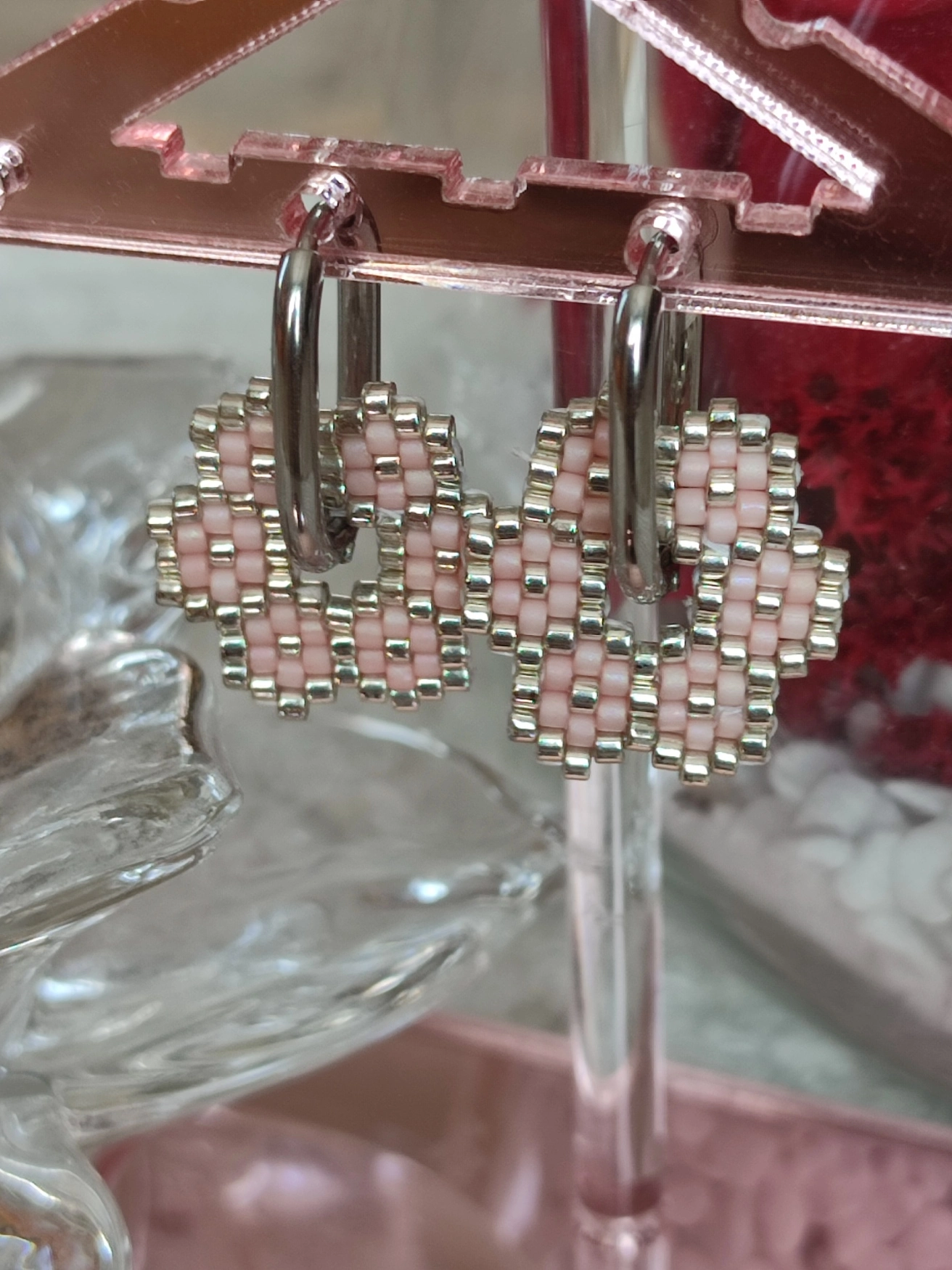 Pampille couleur argent avec des fleur rose clair fait main par tissage avec des perles miyuki