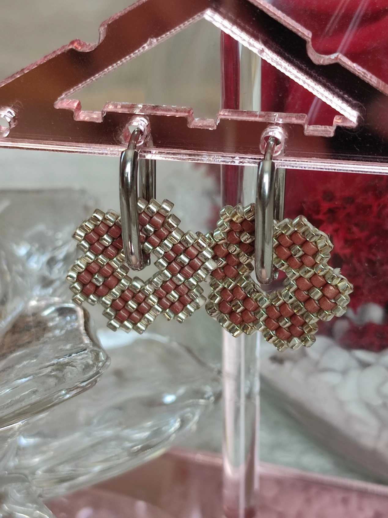 Pampille couleur argent avec des fleur marron fait main par tissage avec des perles miyuki