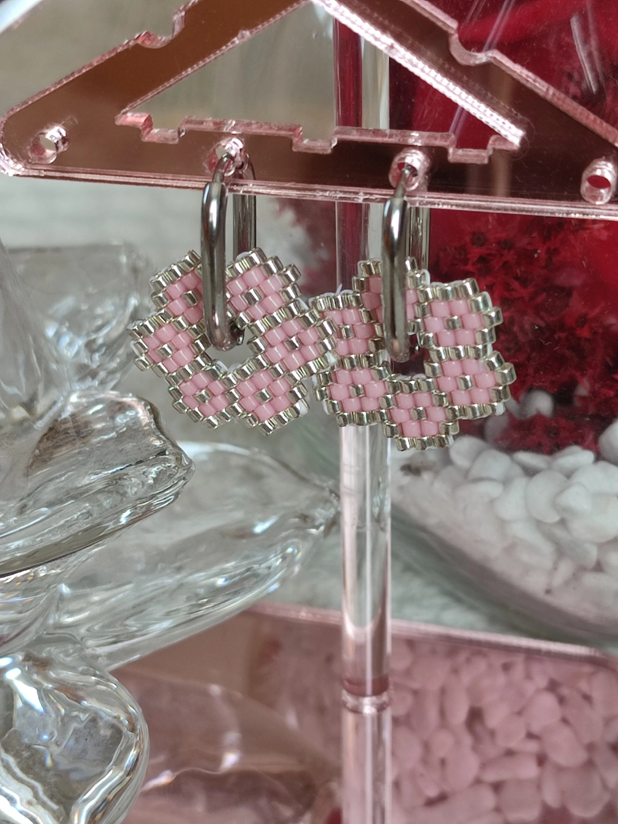Pampille couleur argent avec des fleur rose fait main par tissage avec des perles miyuki
