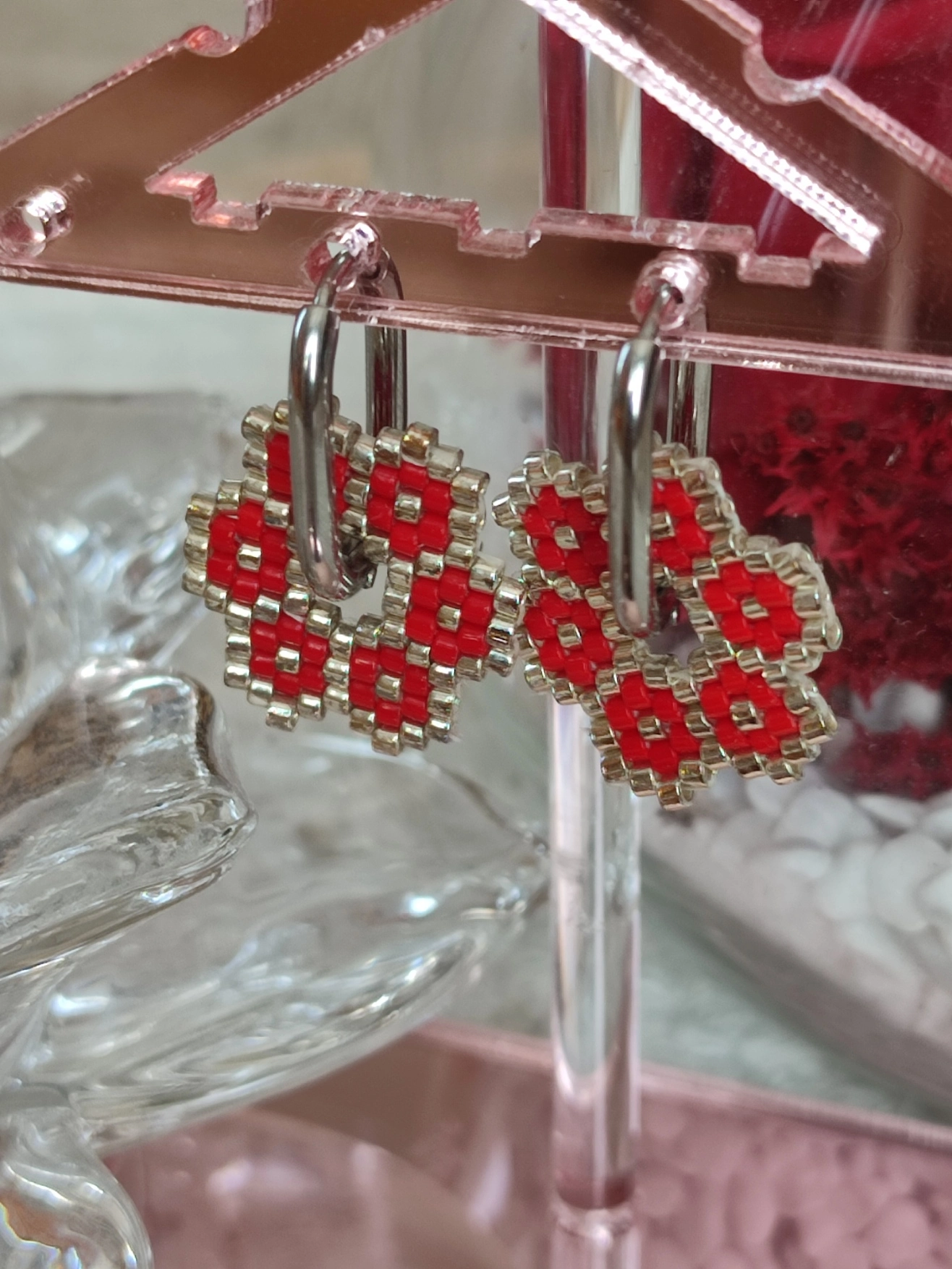 Pampille couleur argent avec des fleur rouge fait main par tissage avec des perles miyuki