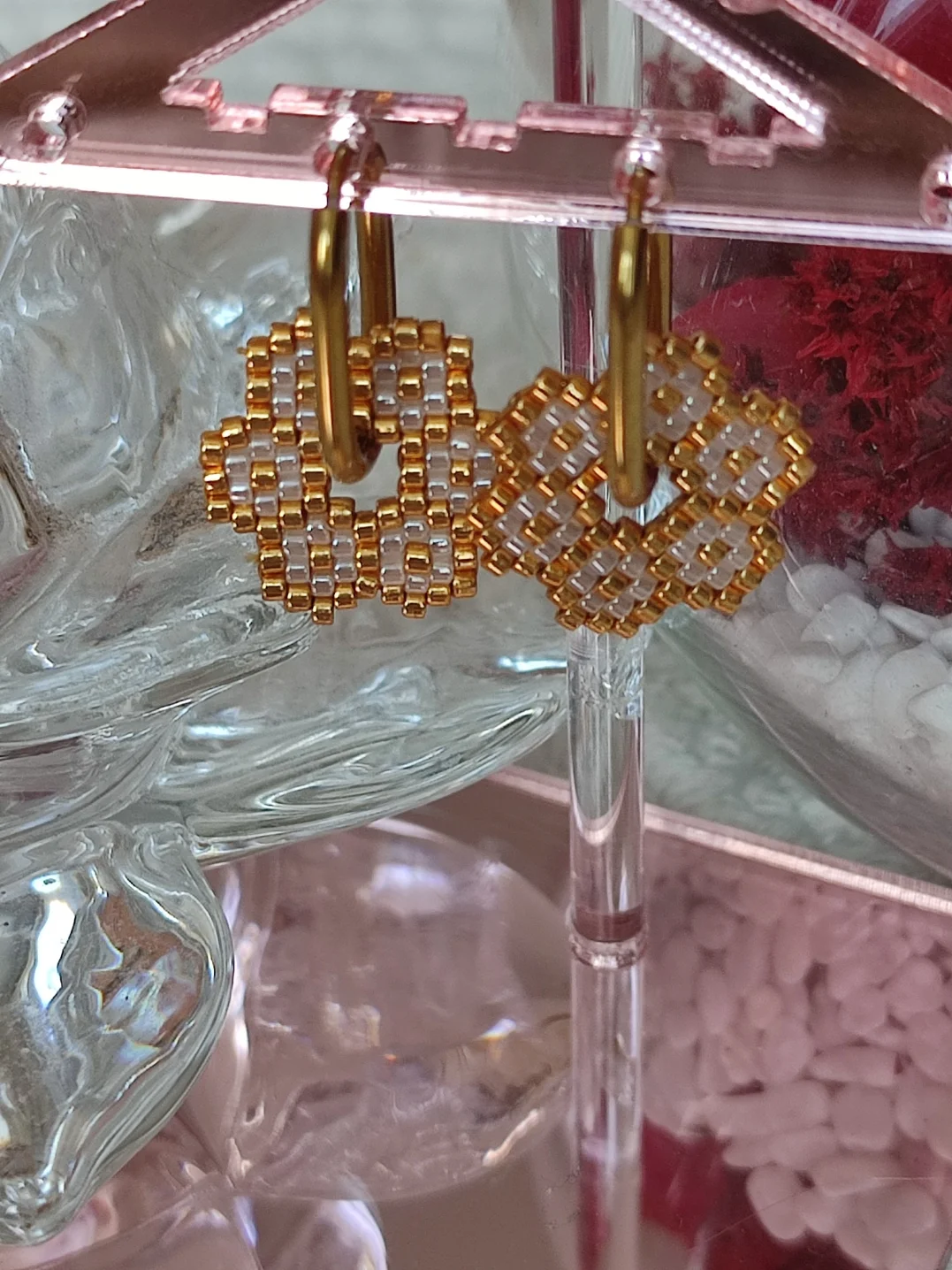 Pampille couleur or avec des fleurs blanches nacrées fait main par tissage avec des perles miyuki