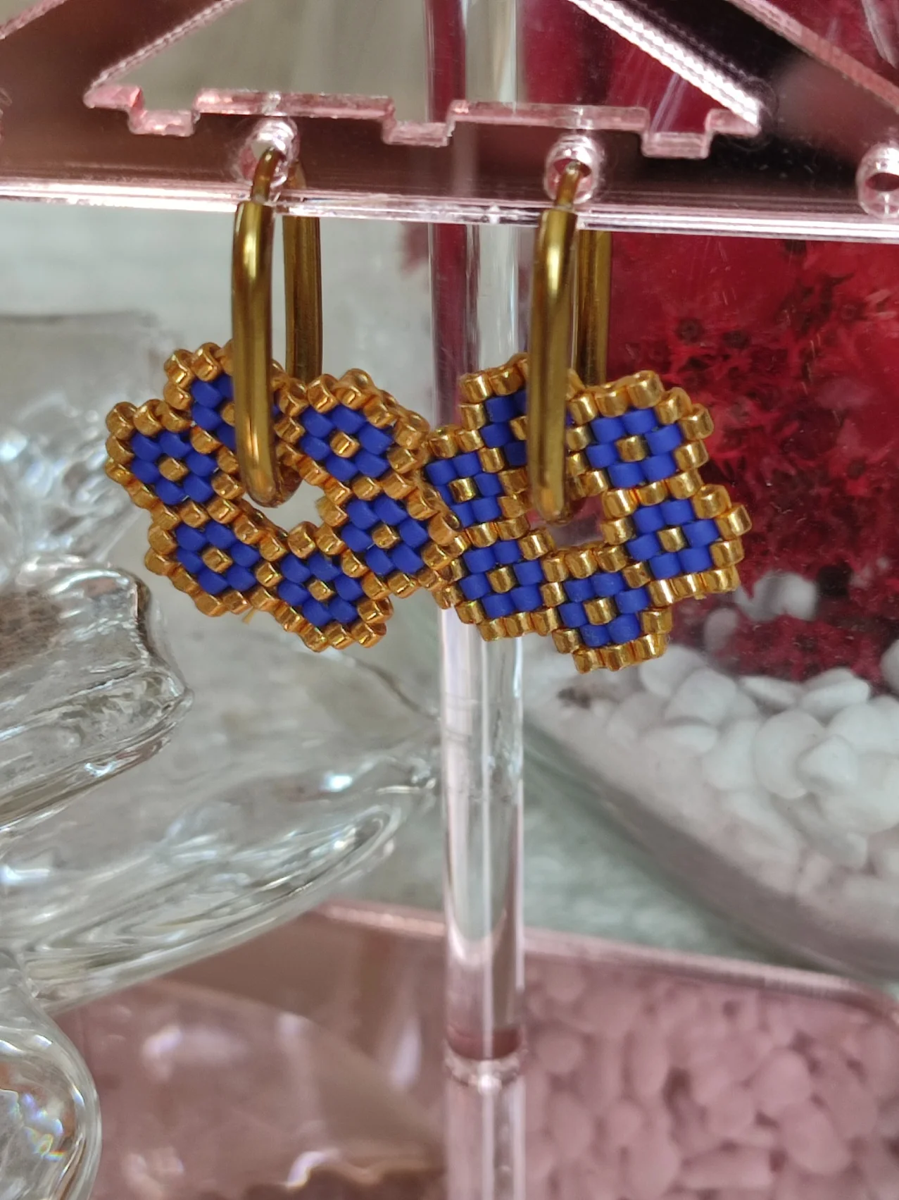 Pampille couleur or avec des fleur bleu fait main par tissage avec des perles miyuki