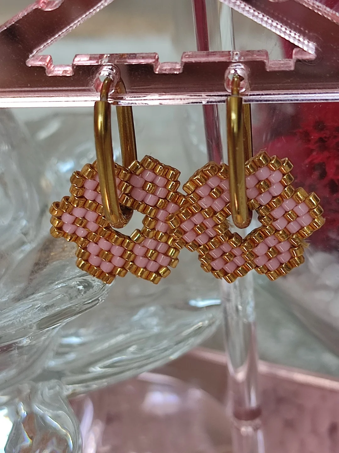 Pampille couleur or avec des fleur rose fait main par tissage avec des perles miyuki