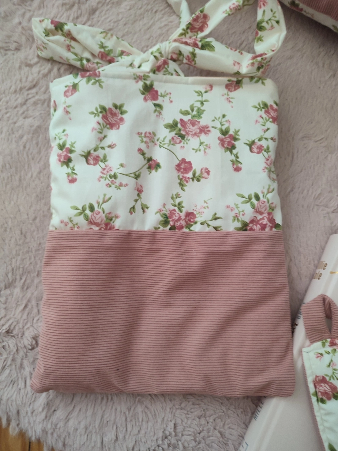 Pochette à livre Charme d'Antan, fait main avec un tissu côtelé vieux rose et un tissu avec des motifs de la ville de rose sur fond blanc