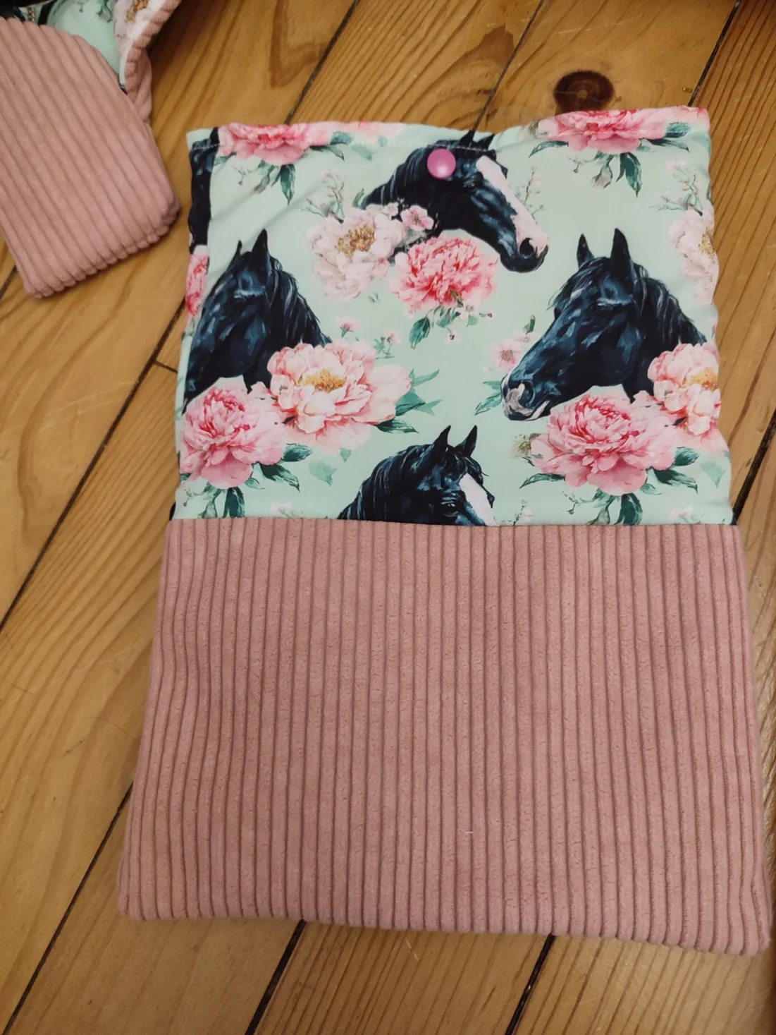 Pochette à livre Douce évasion fait main avec un tissus côtelé rose et un tissus avec des motifs de chevaux noir et des rose de couleurs rose sur un fond vert d'eau