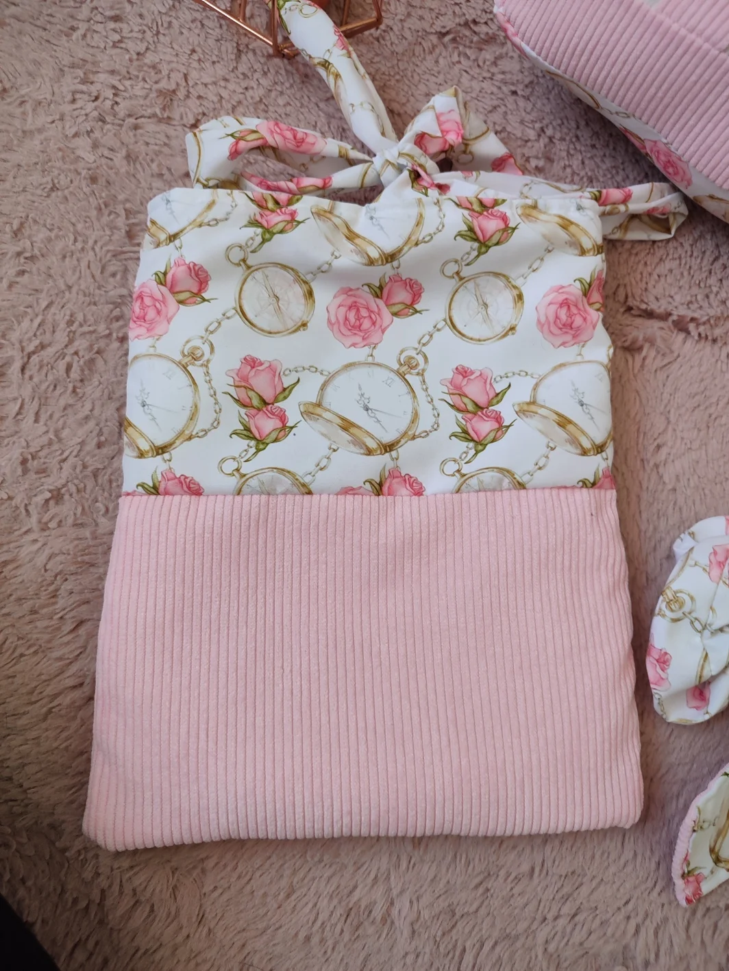 Pochette à livre Le temps d'un roman, fait main avec un tissu côtelé rose et un tissu avec des motifs de pendule et de rose sur fond blanc