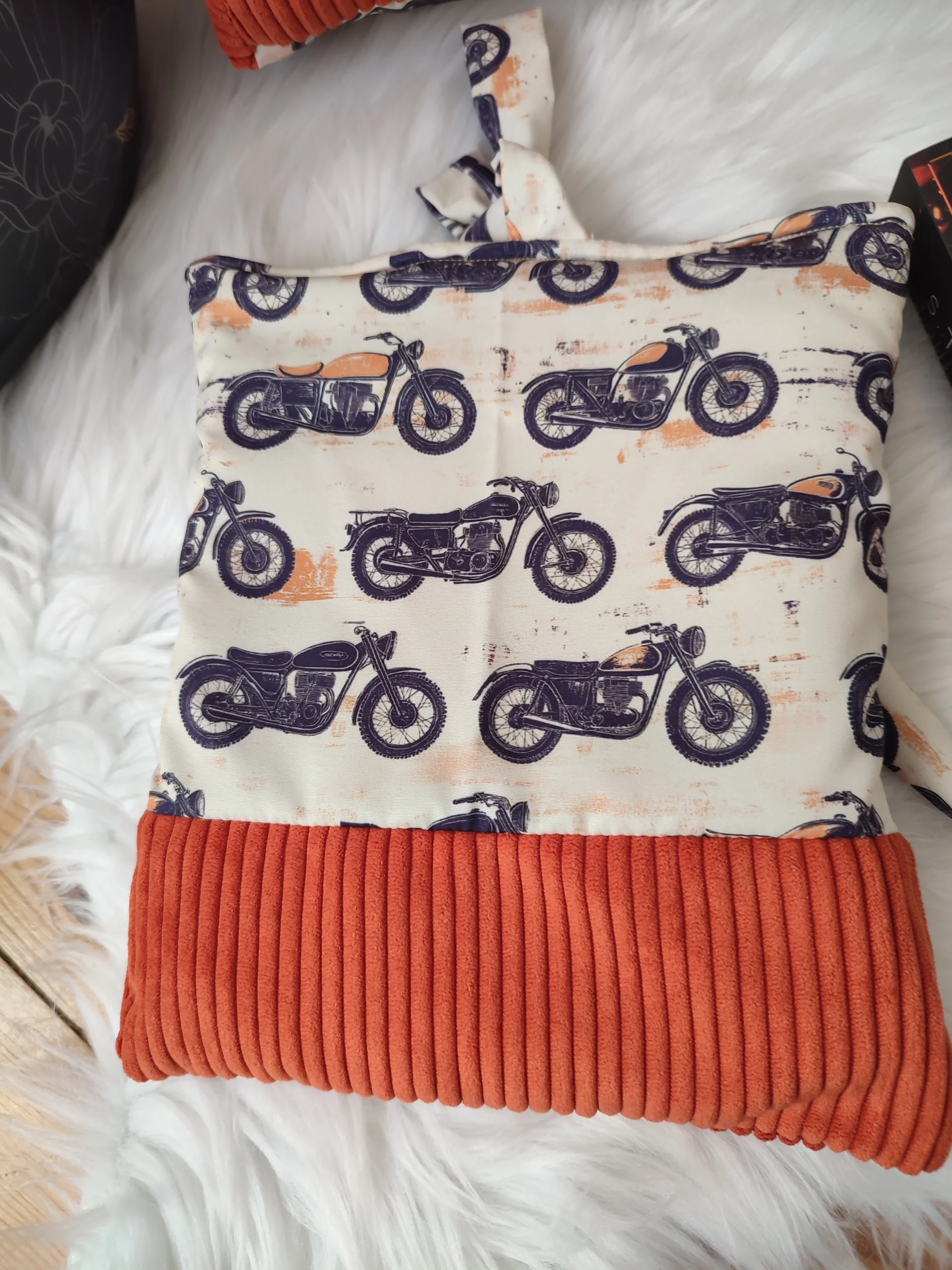 Pochette à livre, fait main avec un tissu côtelé brique et un tissu avec des motifs de moto
