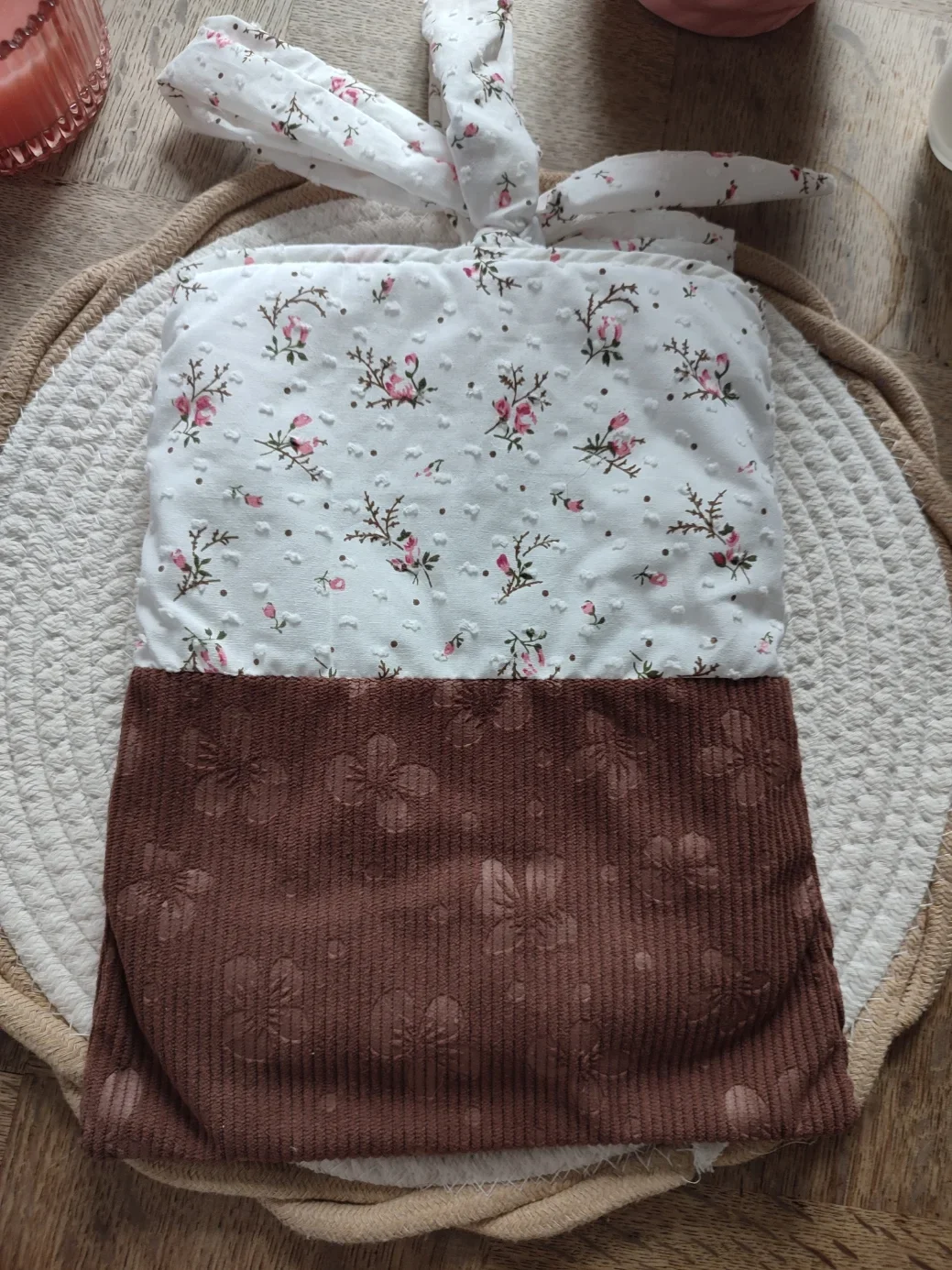Pochette à livre, fait main parenthèse champêtre avec un tissu côtelé marron et un tissu avec des motifs de petites fleurs sur fond blanc