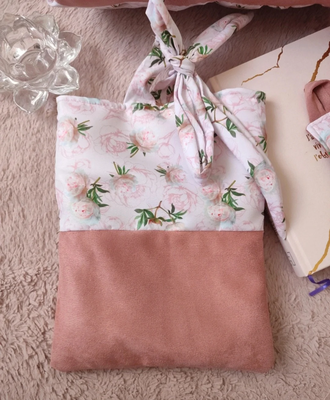 Pochette à livre Pivoine Poudrée, fait main avec un tissu côtelé vieux rose et un tissu avec des motifs pivoine sur fond blanc