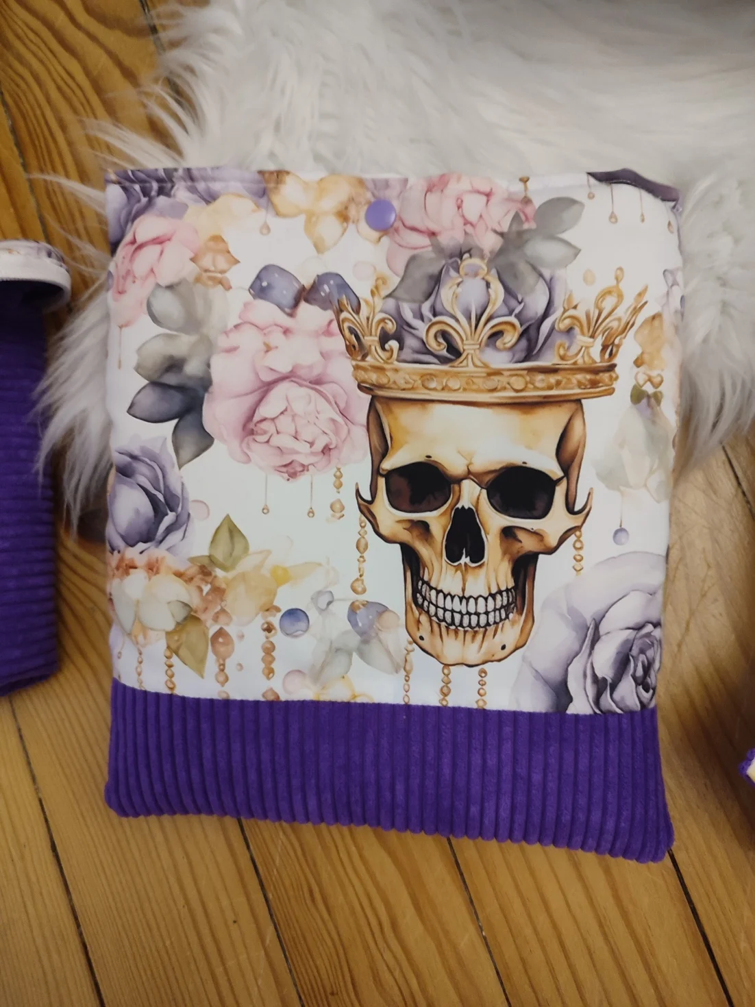 Pochette à livre Vanité royale, fait main avec un tissu côtelé violet et un tissu avec des motifs de tête de mort couronnée et des rose mauve et rose