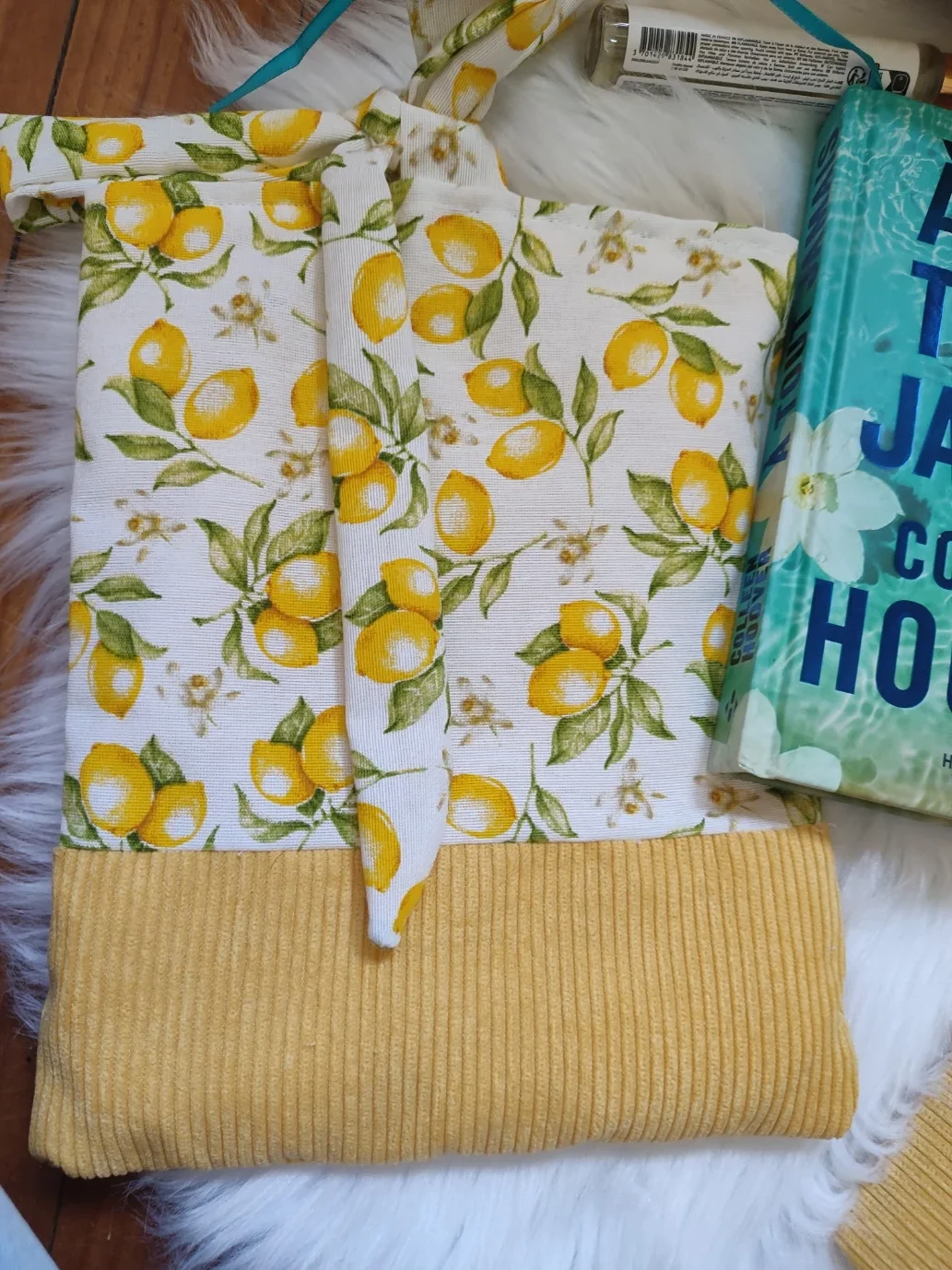 Pochette à livre Citron, fait main avec un tissu côtelé jaune et un tissu avec des motifs de citron sur fond blanc