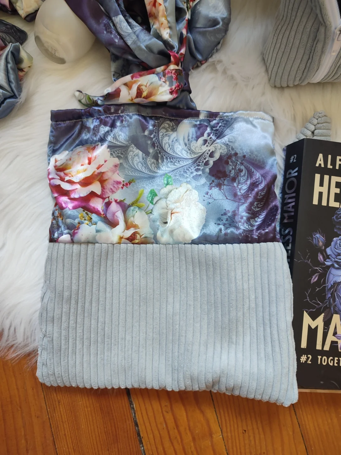 Pochette à livre, fait main avec un tissu côtelé gris et un tissu avec des motifs de rose