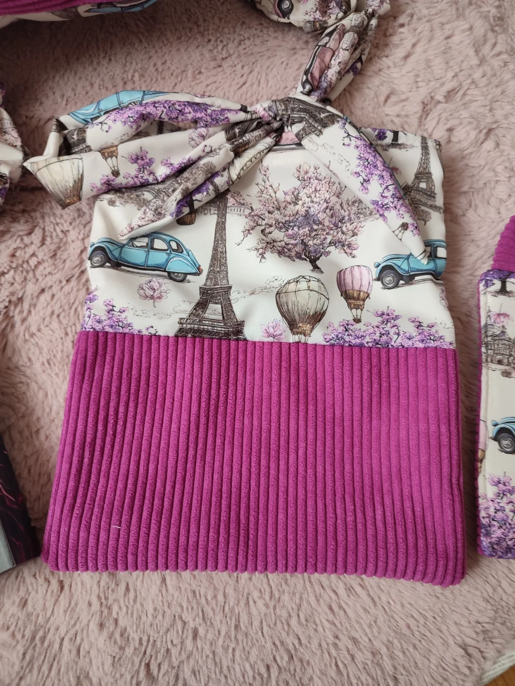 Pochette à livre, fait main Montmartre avec un tissu côtelé rose foncé et un tissu avec des motifs de tour Eifel, de voiture et de montgolfière sur fond blanc