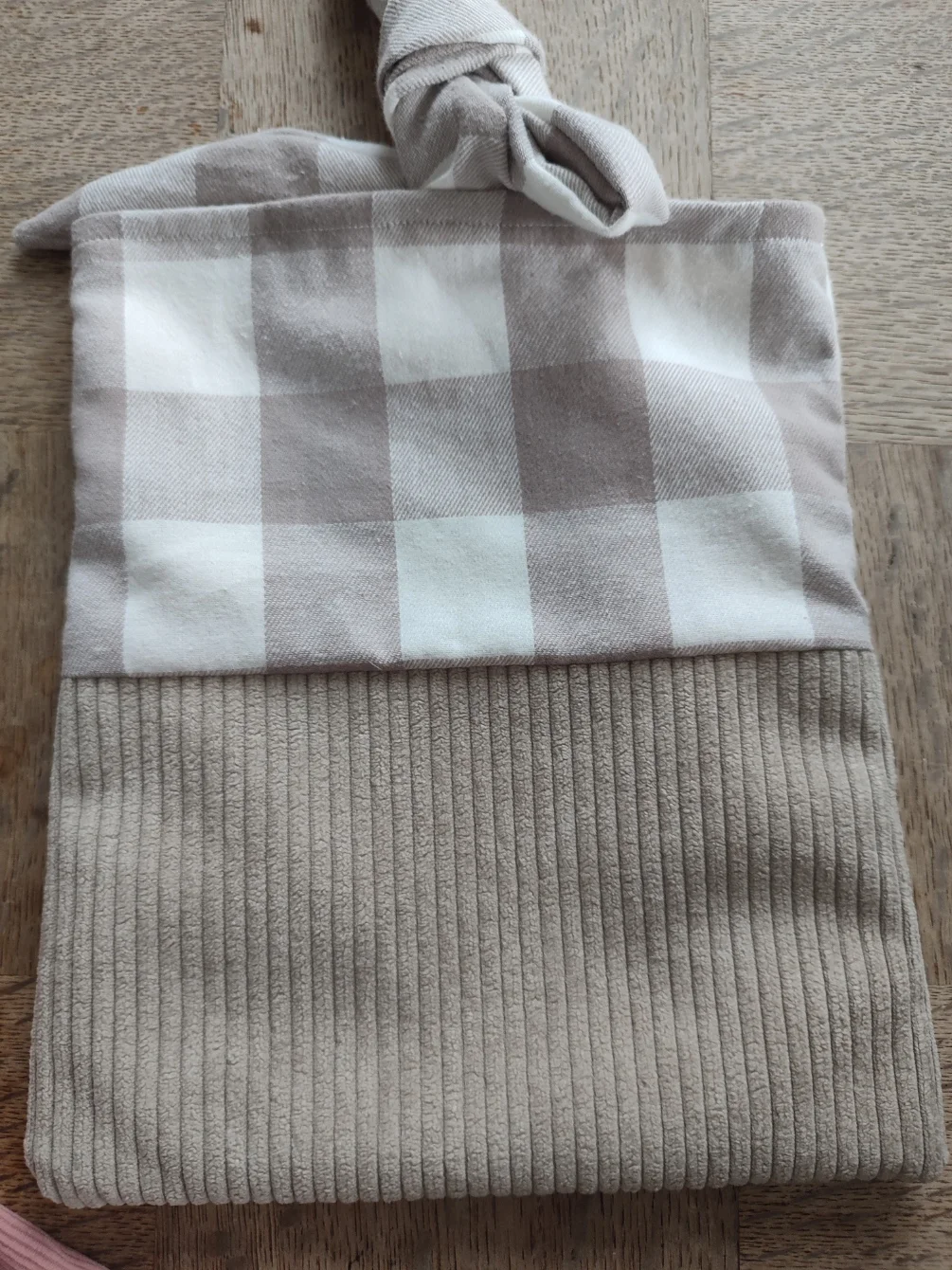 Pochette à livre, fait main avec un tissu côtelé beige et un tissu avec des motifs vichy