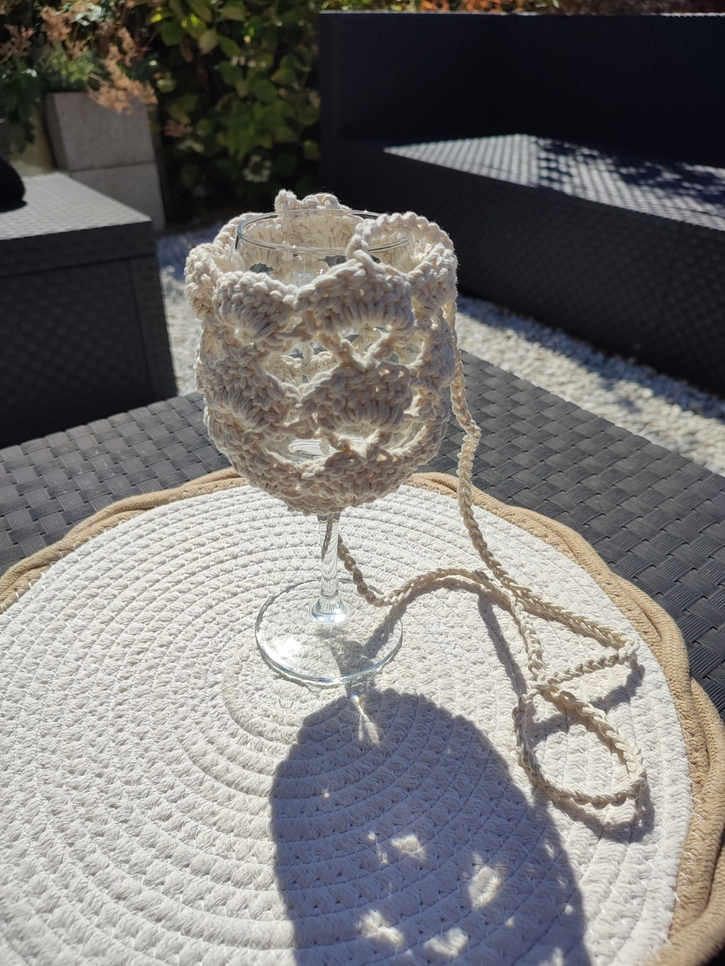 Porte verre en crochet de couleur beige vue côté droit